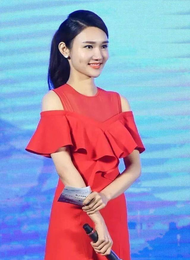 33岁央视主播龙洋：曾曝是“月光族”，单身原因是择偶标准太高？