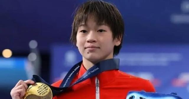 陈芋汐中秋节与家人现身四川大熊猫基地，未带保镖打扮朴素像路人