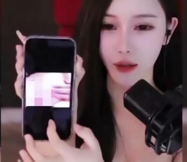 女主播大胆展示“衣不蔽体”私人照片,疑似故意诱惑直播间老头