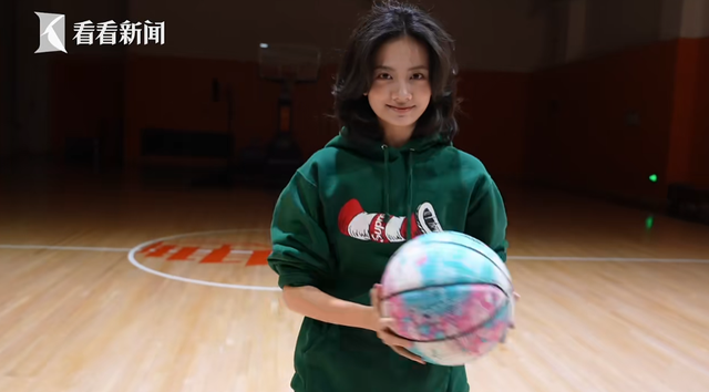 太亮眼!东方卫视“上新”首位00后女主播,已有百万粉丝!网友怒赞