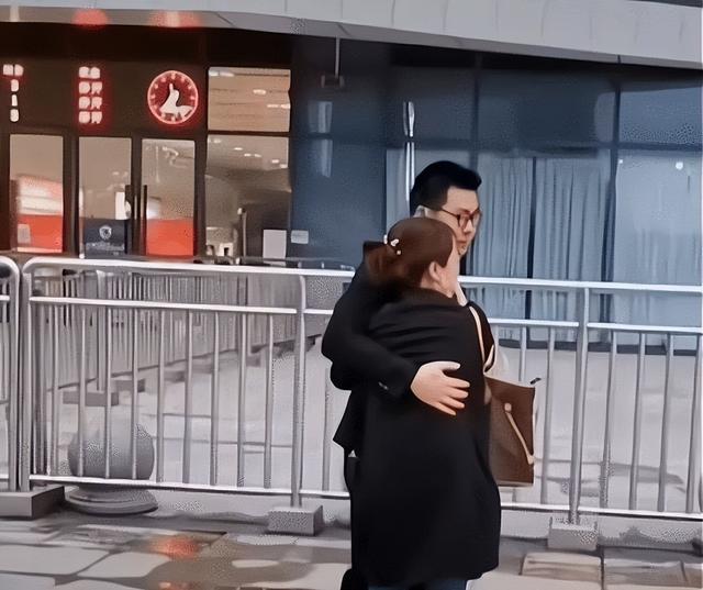 众主播力挺老杜，证实威威静静一家四口回兰考，因为郭家有事