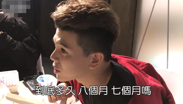 男星直播中跟女粉亲密互动，突遭女方男友上台暴揍，场面失控受伤