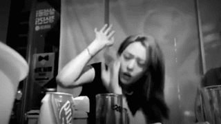 具荷拉直播时痛哭！韩国女艺人崔雪莉家中身亡 雪莉最后一条ins图写了什么内容