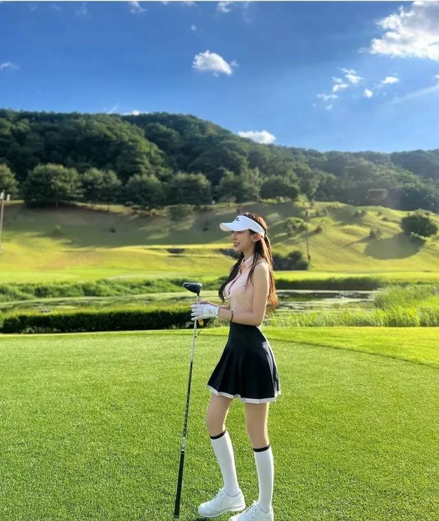 顶级体育女主播!黑丝短裙大长腿!这谁不迷糊啊!