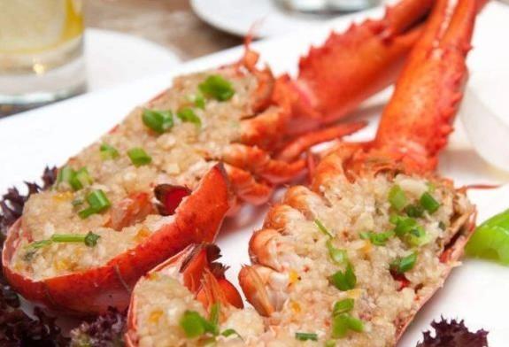 外国小姐姐吃大龙虾,一只钳子有一只鸡大,网友:下半月得喝汤了