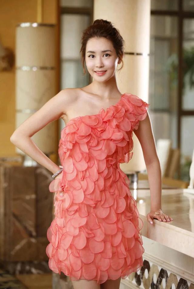 韩国女星李多海定居上海,直播带货若热议:是机遇还是挑战