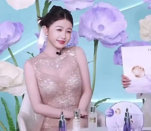 虞书欣直播被骂像抽风!网友:30岁人了,就别装嗲眨眼睛扮可爱