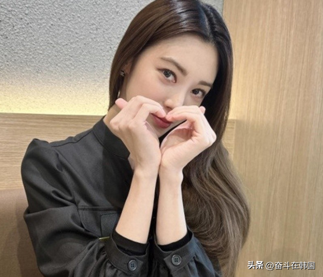 她整容了?网友直呼大变样!