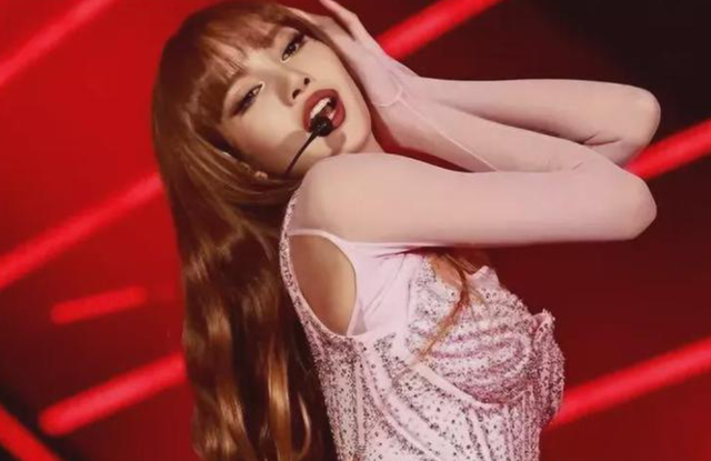 Lisa出席疯马秀，VIP可以竞价抚摸，疑似还有“无裤”高抬腿动作