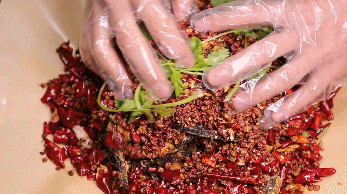 “掐着头，捏着腰，顺着脖子往下薅”，打一美食