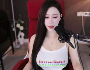 女主播大胆直播(女主播大胆展示“衣不蔽体”私人照片，疑似故意诱惑直播间老头)