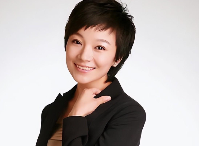 央视天气预报主持人王蓝一，女儿笑笑与妈妈很像，老公是谁已成谜