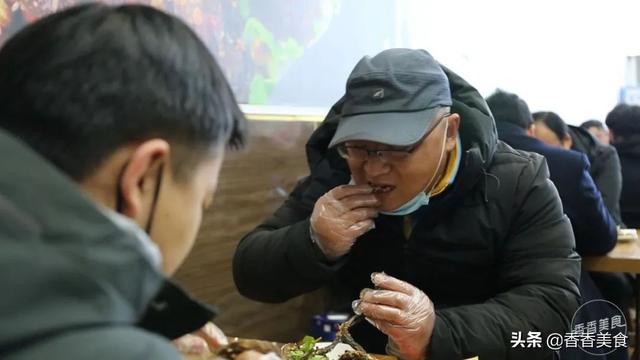“掐着头，捏着腰，顺着脖子往下薅”，打一美食