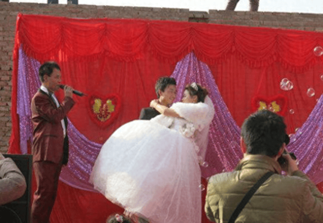 17岁小伙亲吻33岁女子，女子苦苦哀求，你太小我不吃亏别这样做