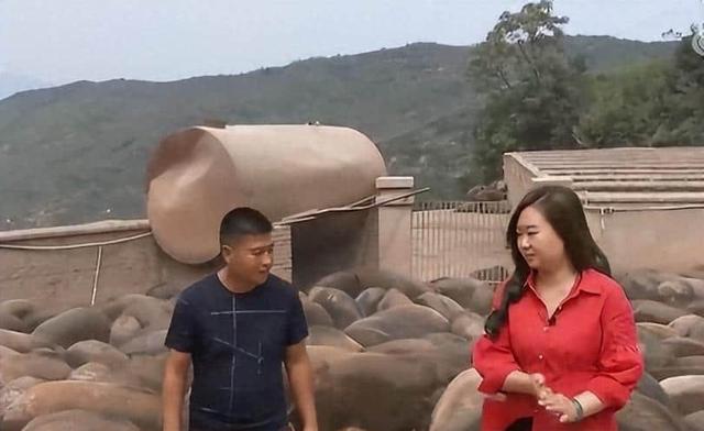 17岁小伙亲吻33岁女子，女子苦苦哀求，你太小我不吃亏别这样做