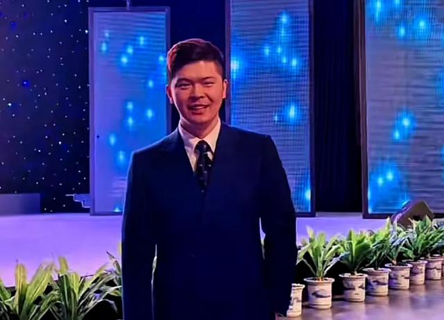 30岁电台主持人王瀚惨遭裁员，劳务派遣身份曝光，薪资待遇引关注