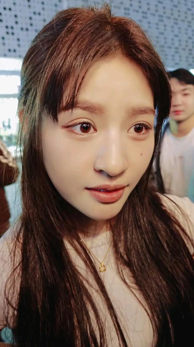 跳舞7年无人问，我爸保安天下知！这位漂亮女主播，真的与众不同