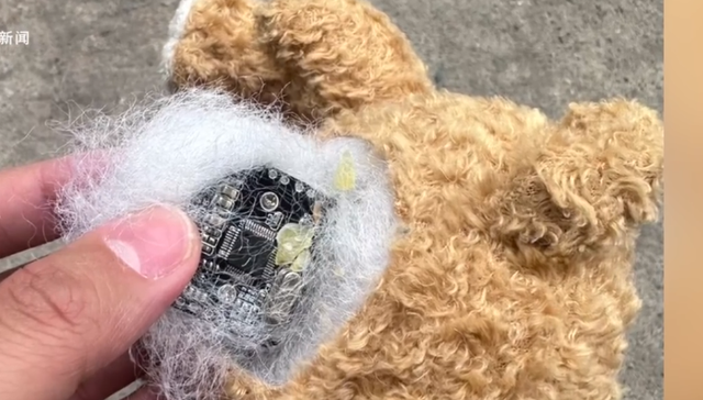 女生地摊套玩具熊,拆开发现摄像头!当事人:在卧室放了3个月