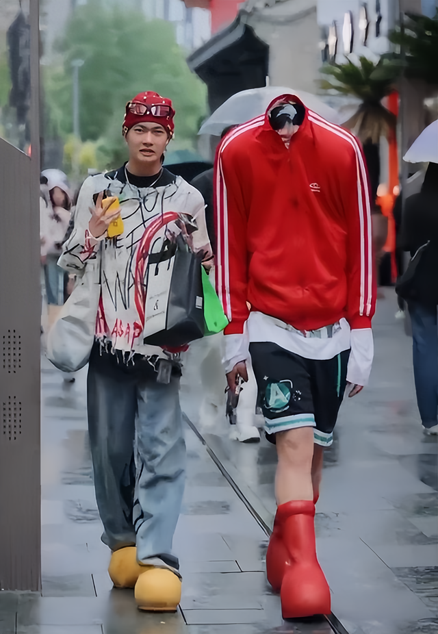 遍地流氓？太古里女网红当众擦边露底裤，真是饱眼福长见识了！