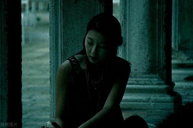 17岁小伙亲吻33岁女子，女子苦苦哀求，你太小我不吃亏别这样做