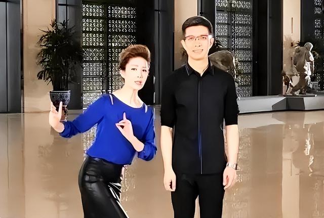 央视主持李文静,和丈夫坚持丁克,如今50岁无儿无女,她后悔了?