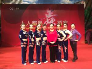 美女主播美久广场舞(喻嘉《爱上你就是一辈子》走红 美久老师闻声编舞)