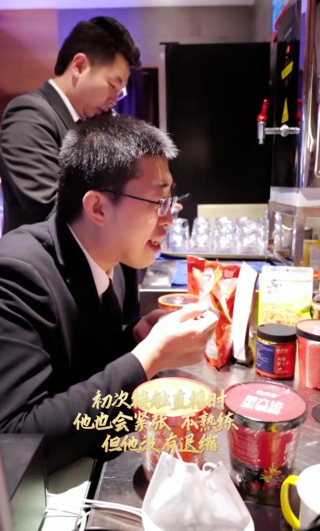 济南麻六记小井牛了,被高管们贴身服务擦汗喂水又扇风