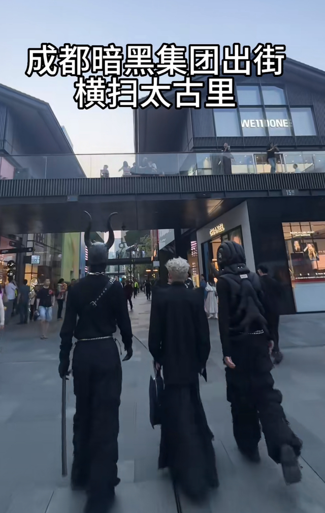 遍地流氓？太古里女网红当众擦边露底裤，真是饱眼福长见识了！