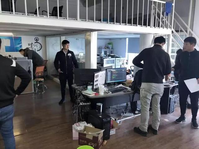 女主播每晚直播不堪表演,13岁儿子就在隔壁房间