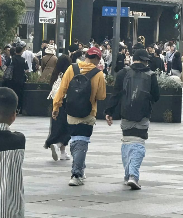 遍地流氓？太古里女网红当众擦边露底裤，真是饱眼福长见识了！