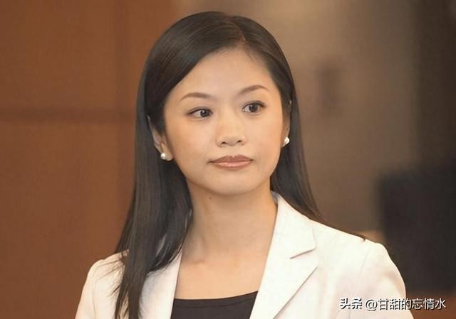 她是凤凰卫视最年轻、漂亮的新闻主播,温柔可人犹如邻家姐姐