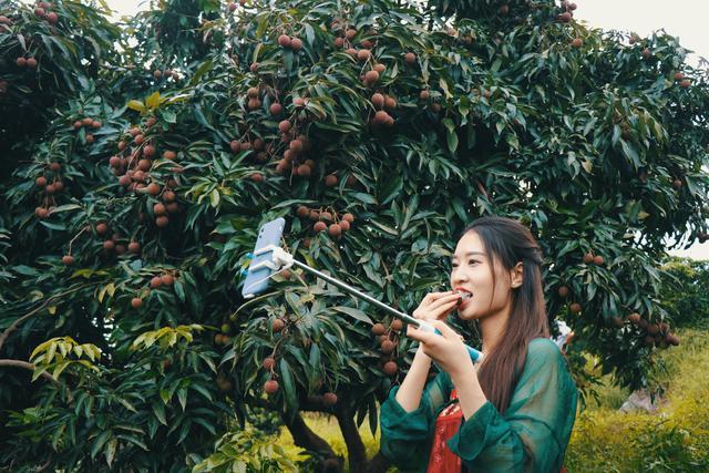 回老家做主播穿汉服卖水果,96年美少女成为“全村的希望”