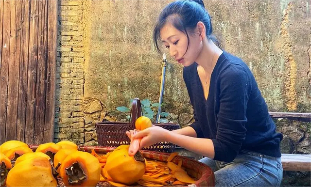 17岁小伙亲吻33岁女子，女子苦苦哀求，你太小我不吃亏别这样做