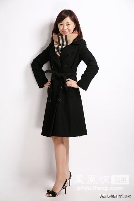 她是凤凰卫视最年轻、漂亮的新闻主播,温柔可人犹如邻家姐姐