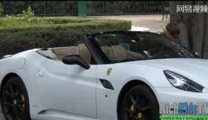 法拉利测试拜金女主播(9岁男孩开法拉利撩妹整蛊拜金女 证明搭讪不分年龄只要有钱)