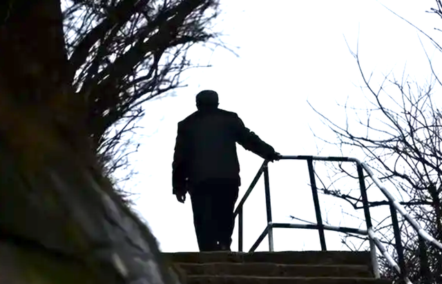 故事：女儿过年回来送我一条烟，我不以为然，5年后打开直接泪目