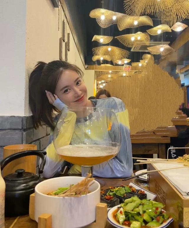 NBA女神宋美娜性感写真，她的解说为何能迷倒万千球迷？