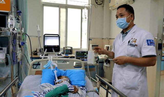 2019年,他直播挑逗银环蛇被咬送ICU,生命垂危为什么没人同情?