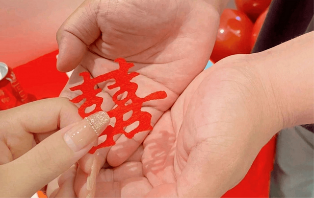 17岁小伙亲吻33岁女子，女子苦苦哀求，你太小我不吃亏别这样做