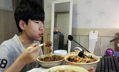 直播捅马蜂窝被送进重症监护室 盘点那些奇葩的网络直播