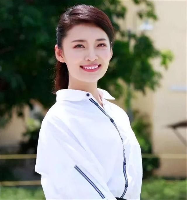 安徽卫视王牌节目美女主持人风采一览,美与知性并存