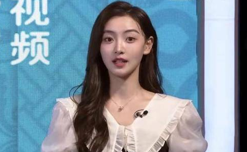 知名女主播被领导当场掀裙子？当事人发文澄清，是自己主动折上去