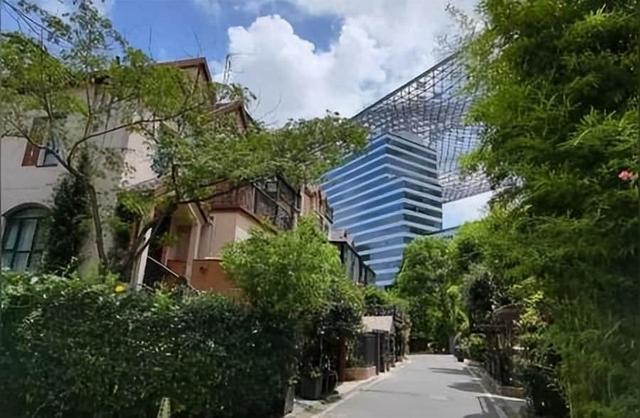 17岁小伙亲吻33岁女子，女子苦苦哀求，你太小我不吃亏别这样做