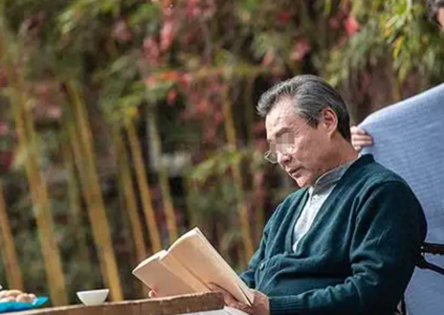 故事：女儿过年回来送我一条烟，我不以为然，5年后打开直接泪目