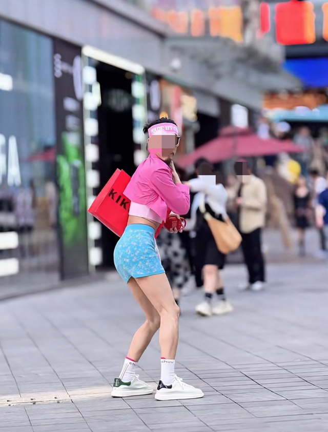 遍地流氓？太古里女网红当众擦边露底裤，真是饱眼福长见识了！