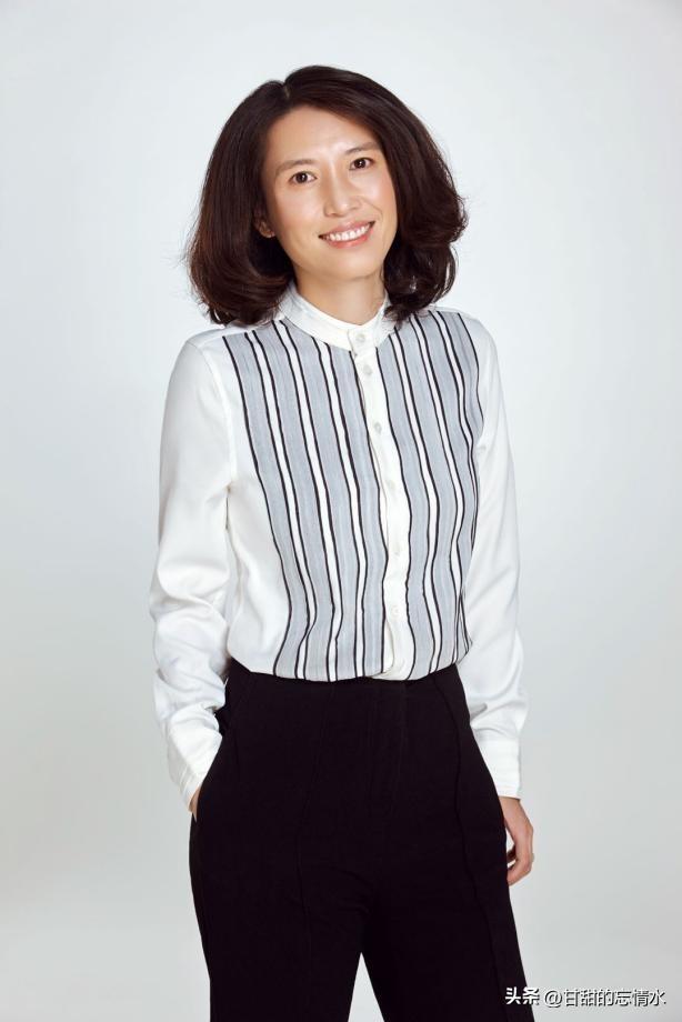 她是凤凰卫视最年轻、漂亮的新闻主播,温柔可人犹如邻家姐姐