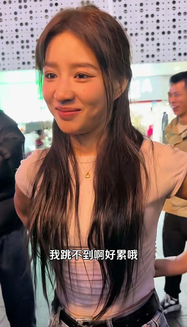 跳舞7年无人问，我爸保安天下知！这位漂亮女主播，真的与众不同