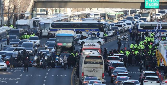 我在现场·照片背后的故事丨动荡与对峙,直击尹锡悦被捕现场