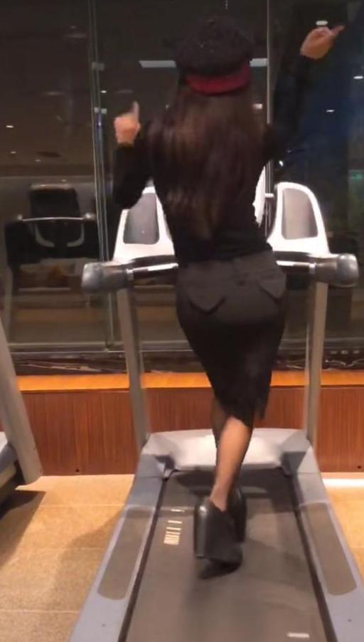 48岁宁静太虎了！穿包臀裙踩高跟鞋站跑步机上热舞，极致腰臀绝了