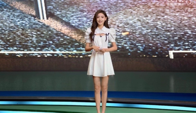 知名女主播被领导当场掀裙子？当事人发文澄清，是自己主动折上去